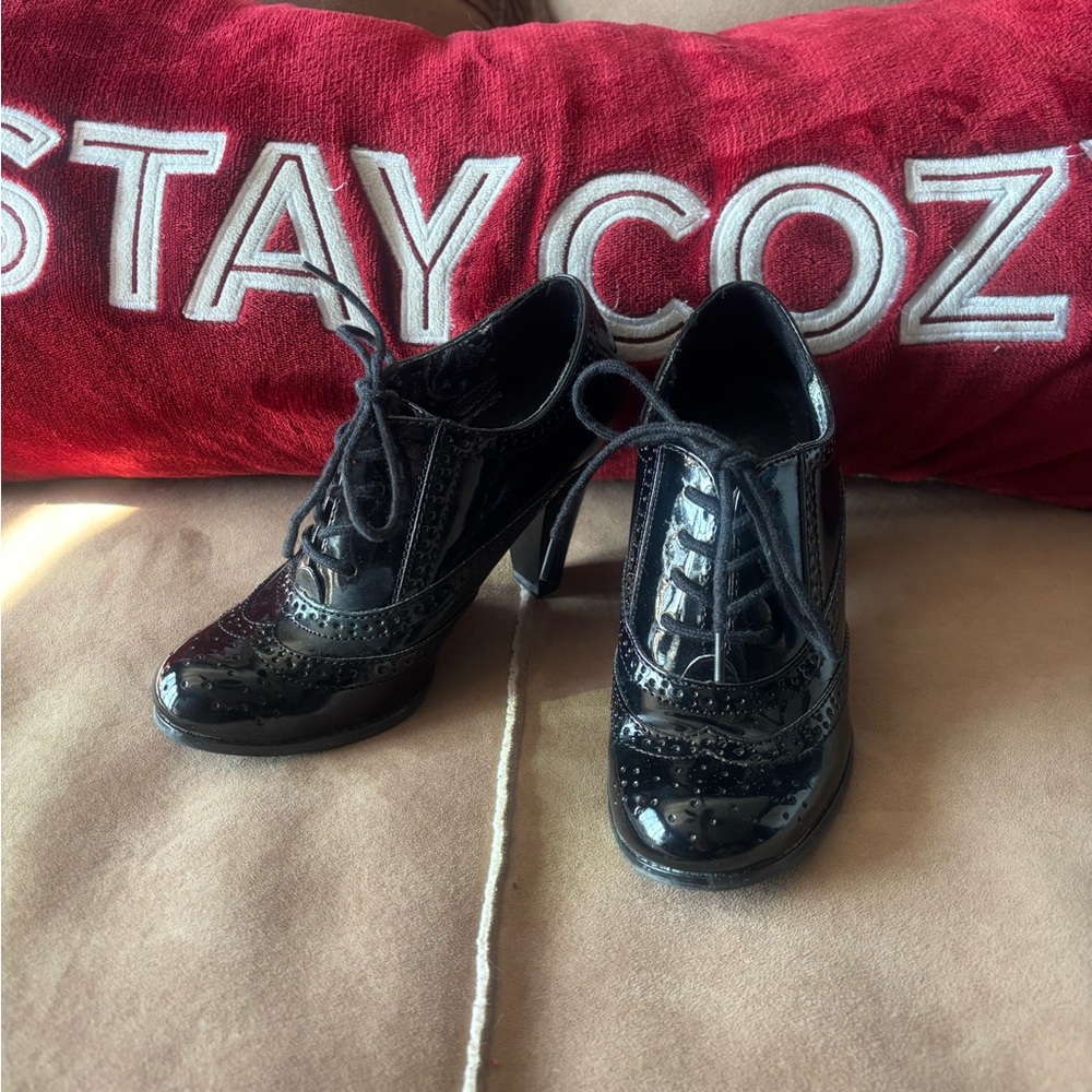 Fioni Elegant Black Lace-Up Women's Shoes